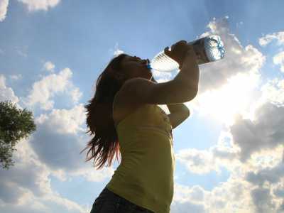 Bei hohen Temperaturen sollten Erwachsene drei bis vier Liter täglich trinken