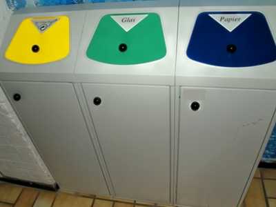 Bunte Mülldeckel und entsprechende Beschriftungen helfen bei der Mülltrennung in Unternehmen