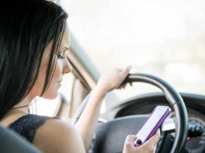 Die Ablenkung bei der Nutzung von Smartphones beim Autofahren ist immens und sehr gefährlich. Die Anzahl, der dadurch verursachten Unfälle, nimmt stetig zu.