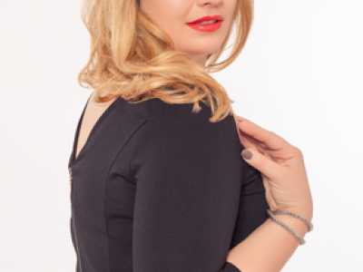 Die Kleiderregel, dass kurvige Frauen am besten Schwarz tragen, gilt nur, wenn die Tr&auml;gerin diese Farbe gerne in ihrem Kleiderschrank  hat