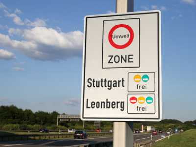 Die Schilder zeigen detailliert an, welche Plaket-ten in der jeweiligen Umweltzone zugelassen sind