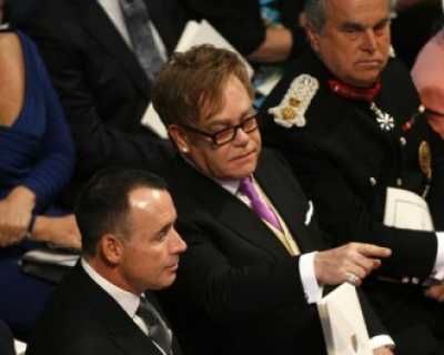 Bild: Elton John weint bei royaler Hochzeit