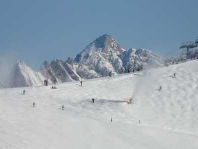 Im Winter strömen Ski- und Snowboardfahrer in die Berge