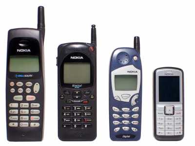 Innerhalb von nur wenigen Jahren entwickelten sich die Geräte immer mehr zu nutzerfreundlichen und handlicheren Mobilfunktelefonen.
