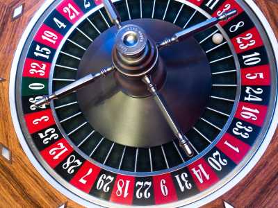 Das sogenannte Große Spiel, das neben Poker auch Blackjack und Roulette beinhaltet, ist in Online Casinos enorm populär. Bildquelle: stux / pixabay.com