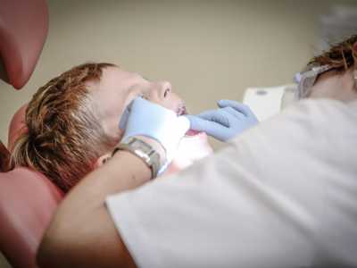Bei Problemen mit der Zahnstellung entstehen rasch hohe Kosten bei der Behandlung von Kindern.