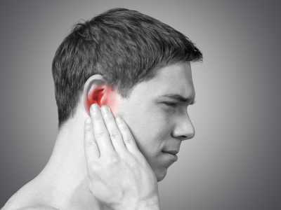 Ohrenschmalz entfernen mit Wattestäbchen kann zu Verletzungen und Problemen führen